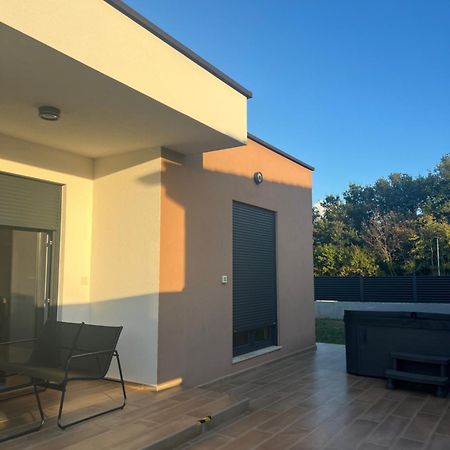 Modern Home Ula Бртонигла Экстерьер фото
